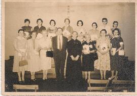 Grupo de personas en una capilla