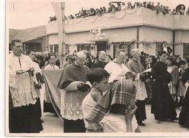 Varios sacerdotes en una procesión