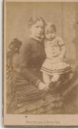 Mujer con niña en brazos