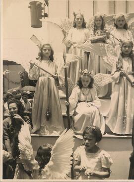 Grupo de niñas vestidas de ángel