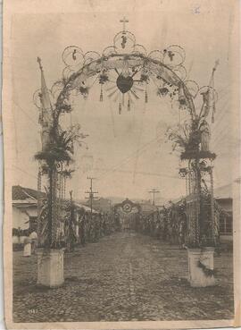 Primer arco triunfal en la calle de la Soledad (I Congreso Eucarístico Nacional)