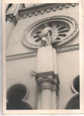 Basílica de Nuestra Señora de los Ángeles -Estatua de ángel