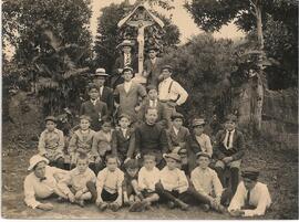José Ohlemüller con un grupo de jóvenes.