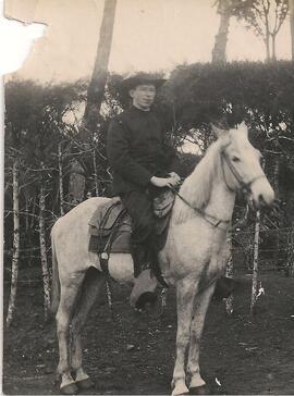 Sacerdote a caballo