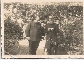 Dos sacerdotes y un perro