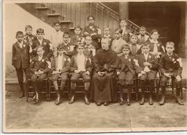 Agustín Blessing Presingecon un grupo de niños