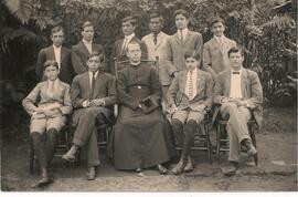 Carlos Trapp con un grupo de jóvenes.
