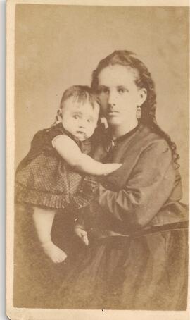 Mujer con niña en brazos