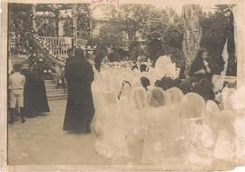 Catequistas y niñas en el Parque Central de San José (I Congreso Eucarístico Nacional)