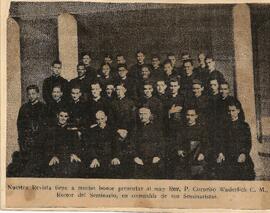 Presbítero Cornelio Wunderlich, C.M. con un grupo de Seminaristas