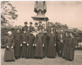 Rector del Seminario, Presbítero Alfonso Coto, con un grupo de Seminaristas en Paso Ancho.
