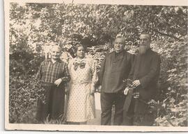 Dos sacerdotes y dos mujeres