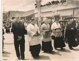 Sacerdotes en una procesión