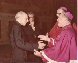 Román Arrieta Villalobos junto a tres sacerdotes