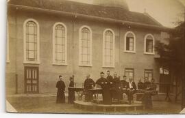 Grupo de personas en las afueras de la capilla del antiguo Seminario Mayor