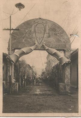 Arco triunfal en la esquina noroeste del Parque Central (I Congreso Eucarístico Nacional)