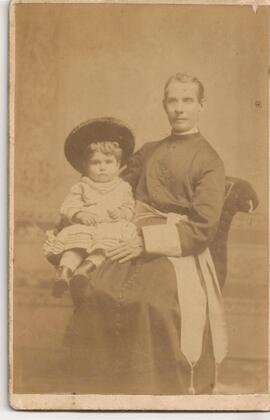 Sacerdote y niño no identificados