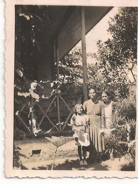 Retrato de una niña y dos mujeres en Turrubares