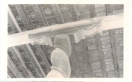 Detalle de la unión de una columna con el cielo raso en un templo en Guatemala