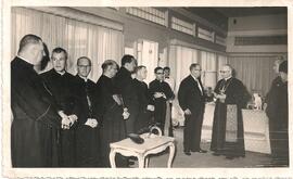 Francisco Orlich Bolmarcich con un grupo de sacerdotes