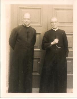 Dos sacerdotes sin identificar