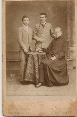 Sacerdote y dos jóvenes