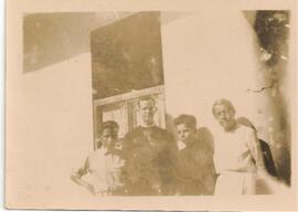 Rubén Odio Herrera con tres personas