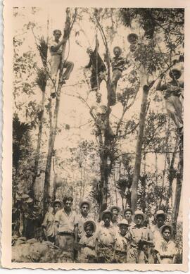 Grupo de niños y hombres en el Cerro San Rafel y Turrubares