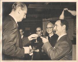 Rubén Odio Herrera y don José Figueres Ferrer en una celebración con motivo de la llegada de Pan American World Airways a Costa Rica
