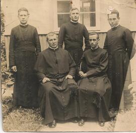 Grupo de sacerdotes