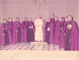 Papa Pablo VI con un grupo de Obispos