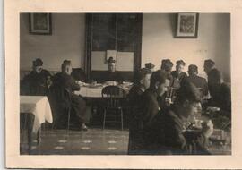 Sacerdotes comiendo