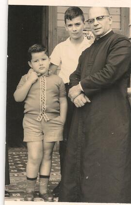 Presbítero Ramón Varela y dos niños
