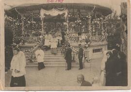 Juan Gaspar Stork Werth saliendo del quiosco del Parque Central de San José (I Congreso Eucarístico Nacional)
