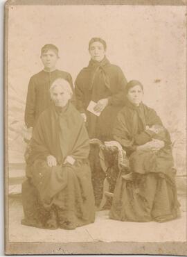 Tres mujeres, un sacerdote y un niño