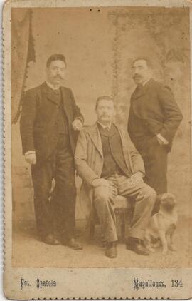 Tres hombres y un perro