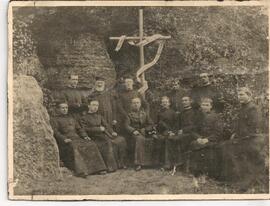 Monseñor Stork y un grupo de sacerdotes