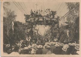 Séptimo arco triunfal en la calle de la Estación del Atlántico (I Congreso Eucarístico Nacional)