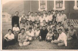 Victor Manuel Sanabria con un grupo de jóvenes
