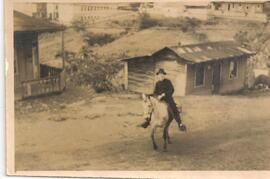 Uno de los hermanos Núñez, Cabalgando