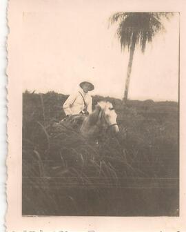 Un hombre a caballo, en Turrubares