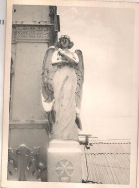 Basílica de Nuestra Señora de los Ángeles -Estatua de ángel