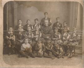 Agustín Blessing Presinger con un grupo de Primera Comunión