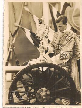 Carlos Gálvez Córdoba sosteniendo el Santísimo Sacramento del Altar