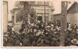 Multitud afuera de una casa