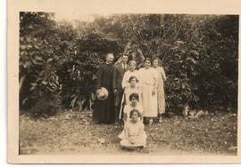 Fotografía familiar con un sacerdote