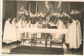 Román Arrieta Villalobos en una ordenación sacerdotal