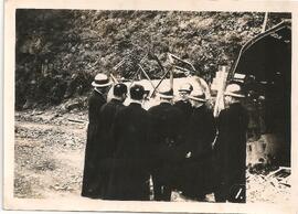 Grupo de sacerdotes en represa del ICE