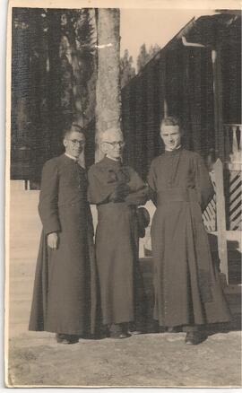 Retrato de los Padres Benjamín Núñez, Heniken y un Padre alemán
