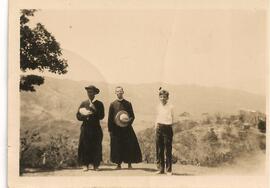 Rubén Odio Herrera con dos personas